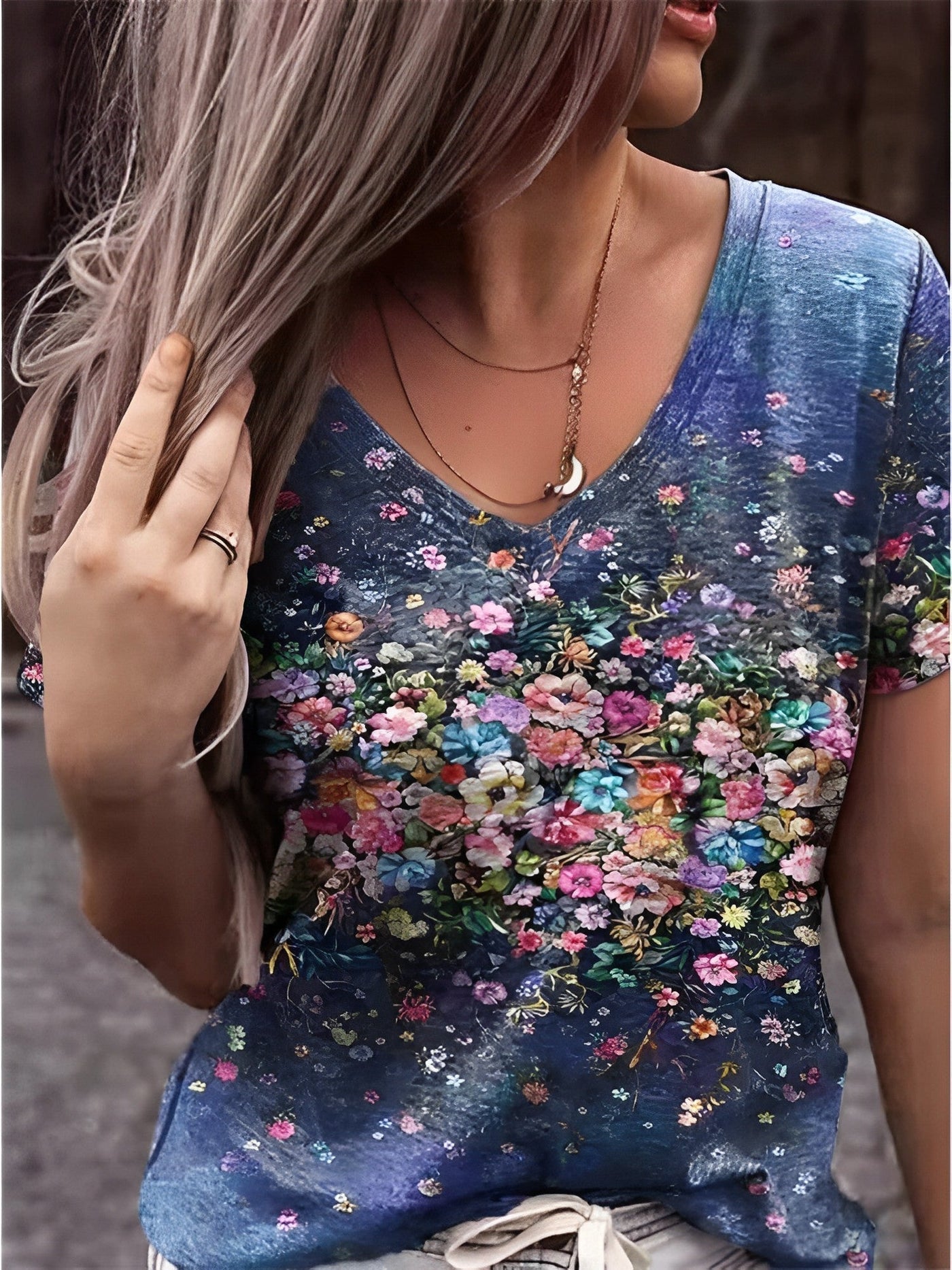 Camiseta de cuello en V con estampado floral